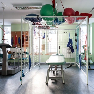 Physiotherapie mit grauem elastischen Bodenbelag - Physiotherapie mit grauem elastischen Bodenbelag