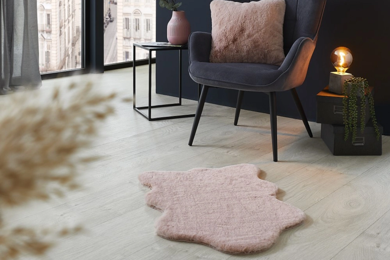 Ein Tierfell Imitat in rosa liegt im Wohnzimmer - Ein Tierfell Imitat in rosa liegt im Wohnzimmer
