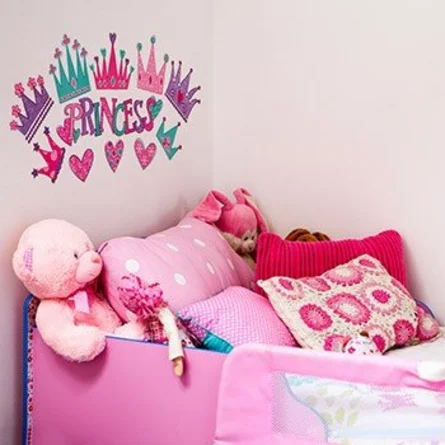 Gestaltungsvielfalt - Wanddeko, Wandsticker auf die Kinderzimmertapete geklebt, Schriftzug Princess.