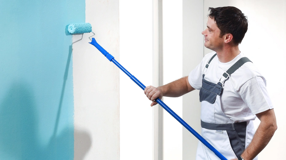 Profileistungen Farbe - Decor-Union Service 006a Maler streicht Wand mit blauer Farbe