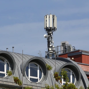 strahlungsarmes Wohnen - Mobile Antenne auf dem Dach eines Gebäudes - Stock-Fotografie