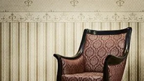 ausgewogen - Eine mittig angeklebte, zur Tapete passende Borte mit einem Ornamentmuster, teilt optisch die Wand.