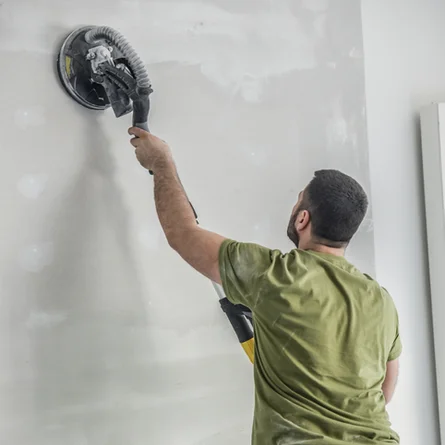 Altbelag entfernen - professionelle Untergrundbearbeitung der Wand, abschleifen von Unebenheiten zur Vorbereitung von Tapezierarbeiten